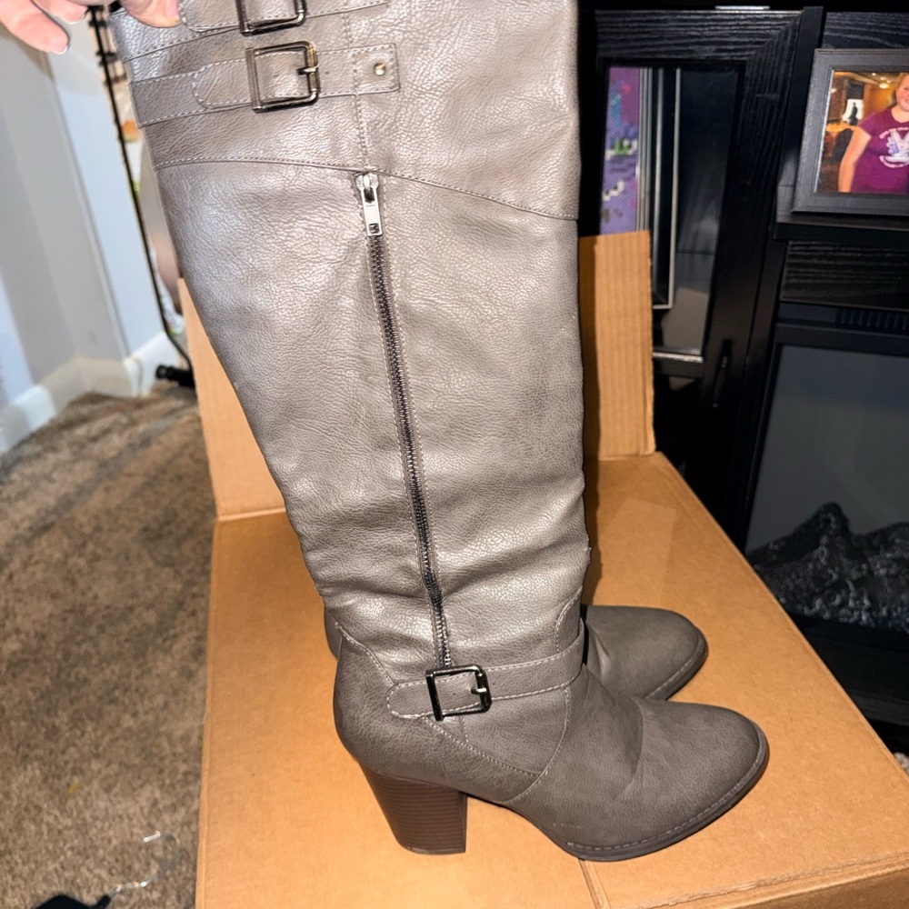 Stylish Gray Knee-High Boots (Size 10)